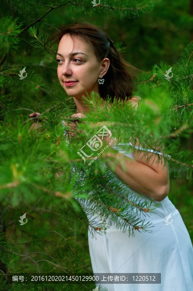 穿白衣服的女孩在樹林里