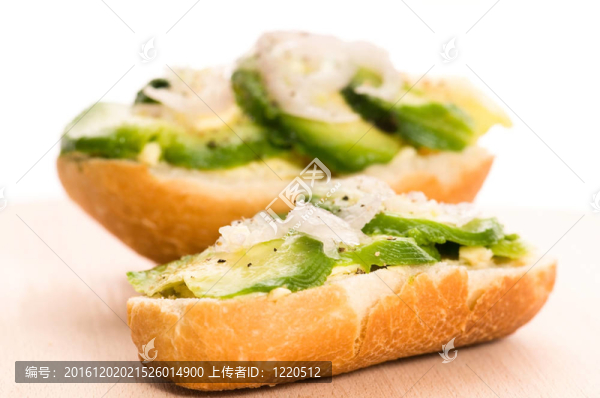 在木板上夾著牛油果的三明治