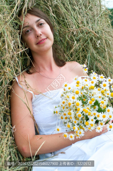 在草堆里漂亮的女孩