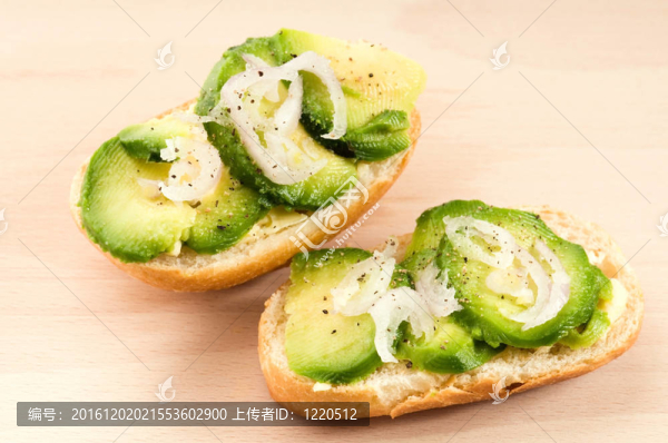 在木板上夾著牛油果的三明治