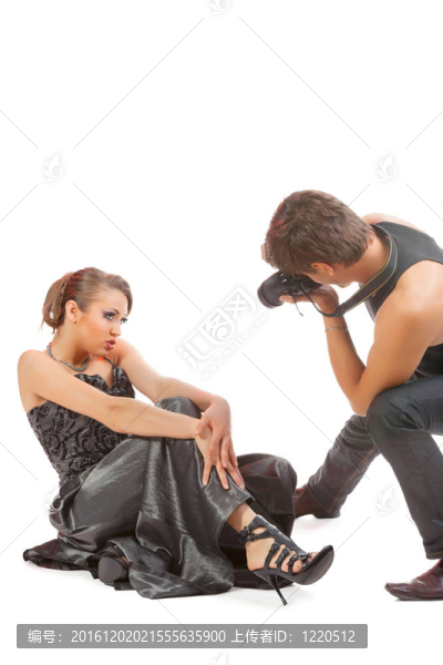 年輕的成年女性模特和攝影師。