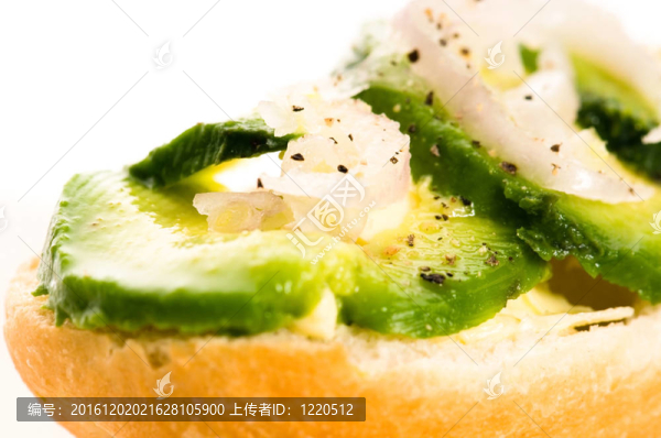 在木板上夾著牛油果的三明治