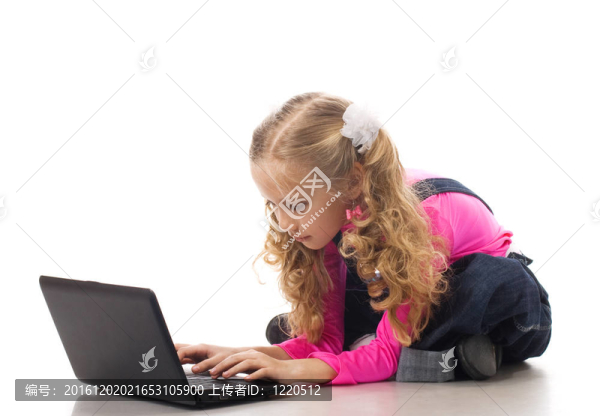 帶黑色筆記本電腦的年輕女孩