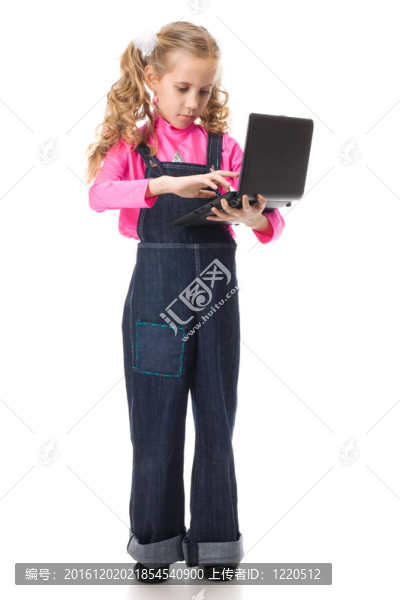 帶黑色筆記本電腦的年輕女孩