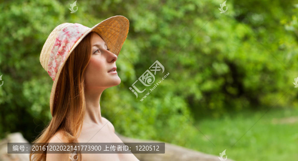 帶帽子的年輕漂亮女孩戶外