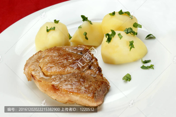 烤豬肉片和煮土豆