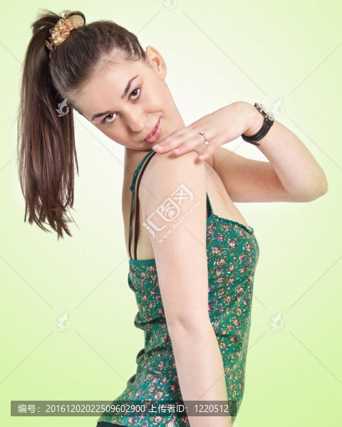 美麗的女孩在工作室