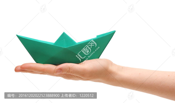 在女性手中的紙船