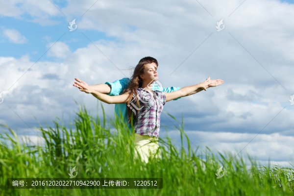 戀人擁抱在天空
