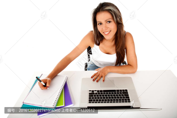 帶筆記本電腦的女學生