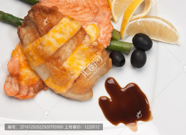 在糕點中烤的炒肉菜