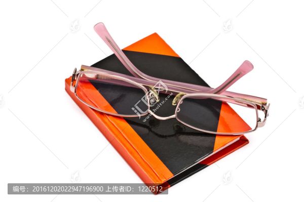 筆記本和閱讀眼鏡