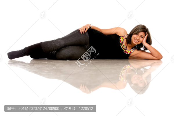 躺在地板上的女人