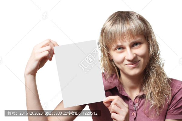 年輕女子拿著一張名片
