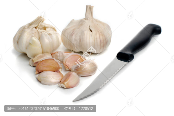 兩瓣大蒜和廚房刀