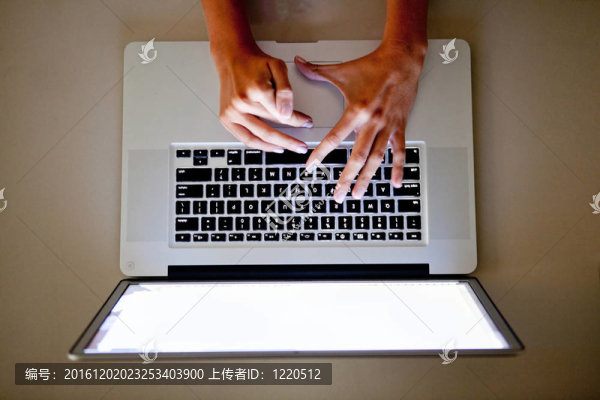 手在鍵盤