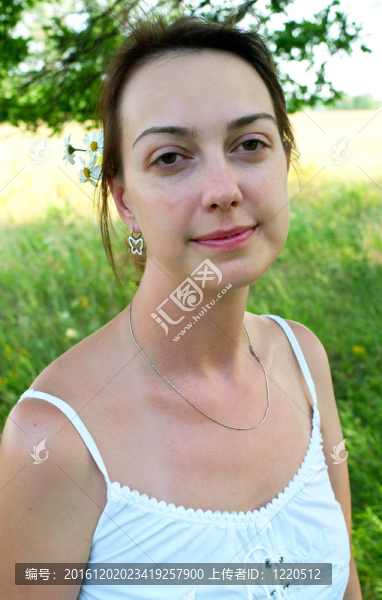 穿著白色衣服的漂亮女孩