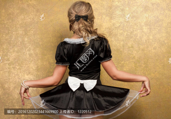 性感金發(fā)女郎在誘人的黑色禮服金色背景