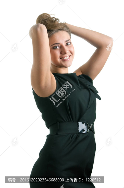 穿著黑色連衣裙的女孩