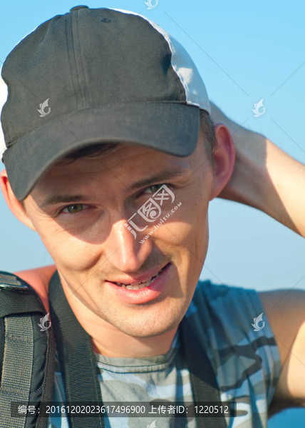 微笑的年輕人