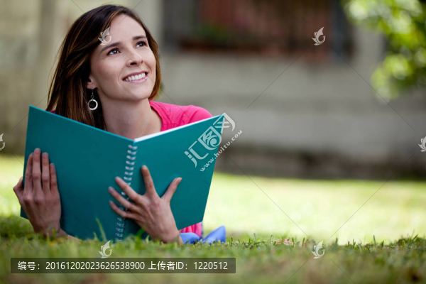女孩學(xué)習(xí)戶外