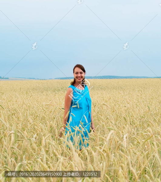 微笑的女孩穿著藍色的衣服