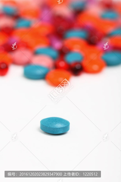 多色的藥片和膠囊