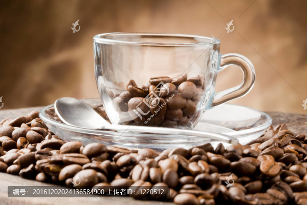 咖啡豆上的空玻璃杯