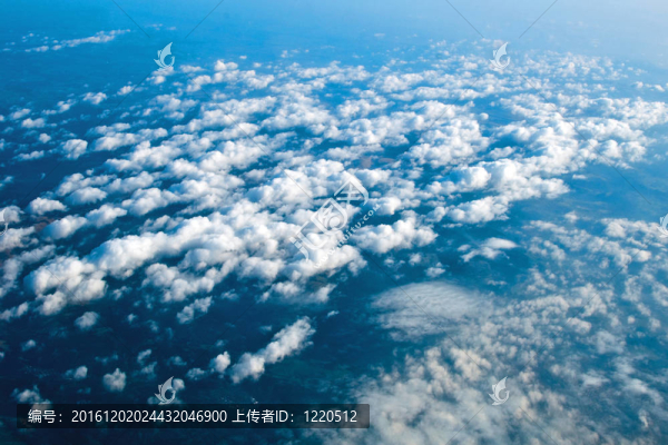 空中覆蓋著云層的和平景象