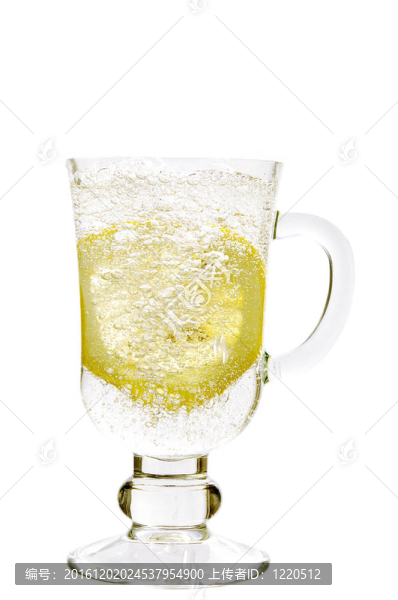 用檸檬的杯子里的礦泉水