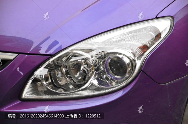 紫色汽車大燈