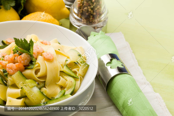 用西葫蘆和蝦面