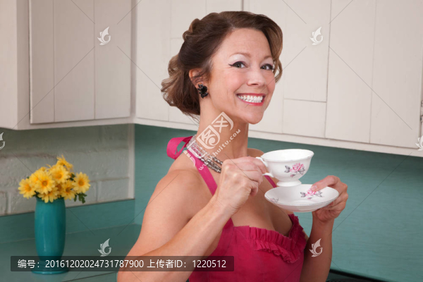 快樂(lè)的女人喝咖啡