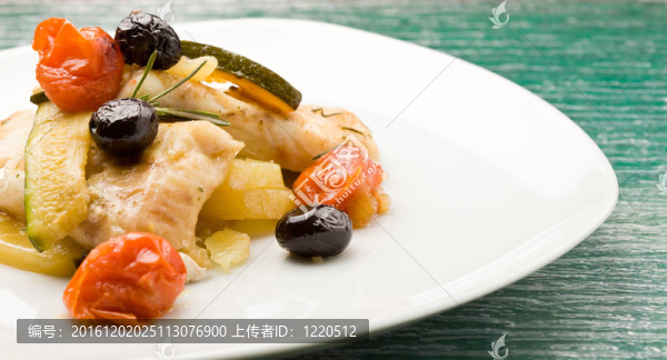 烤鱈魚配橄欖和西紅柿