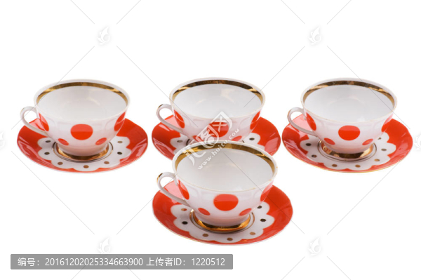 套上白色的空茶杯