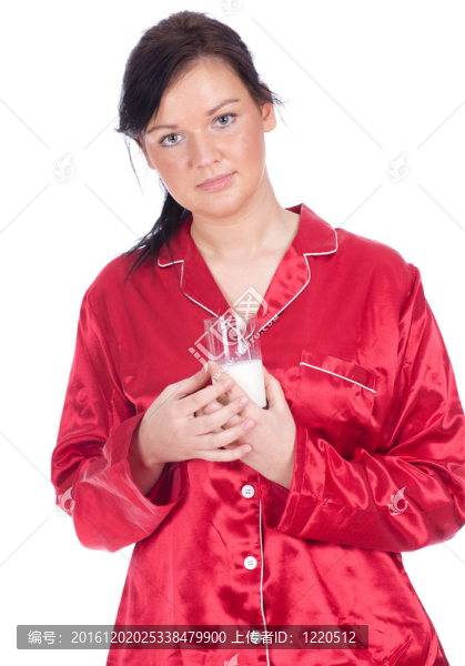穿著紅色睡衣的年輕女子喝著牛奶