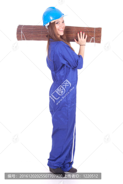 藍色的頭盔和工作服的年輕女子用柳條