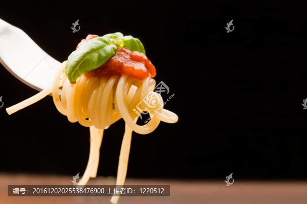 番茄醬意大利面裹上叉
