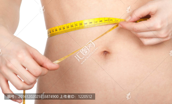 特寫照片的女人測(cè)量她的腰