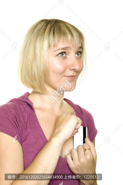 一個用信用卡有吸引力的女人特寫