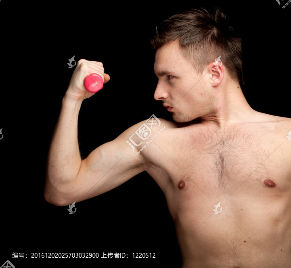健身鍛煉的年輕英俊的男子光著上身重量；黑色背景
