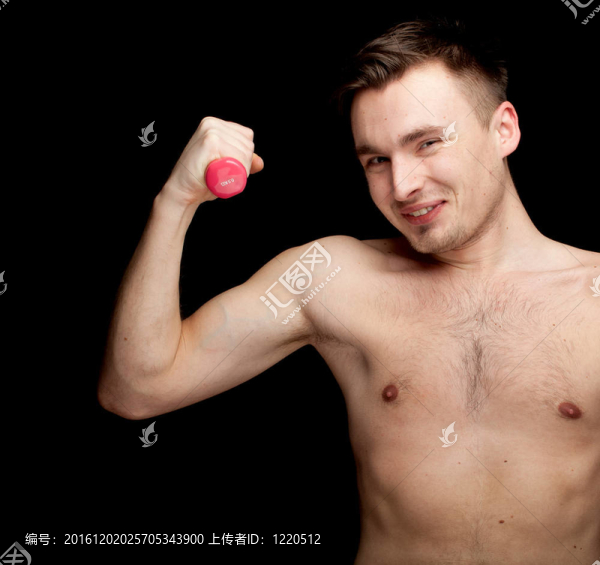 健身鍛煉的年輕英俊的男子光著上身重量；黑色背景