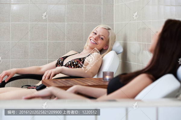 迷人的白人婦女在桑拿