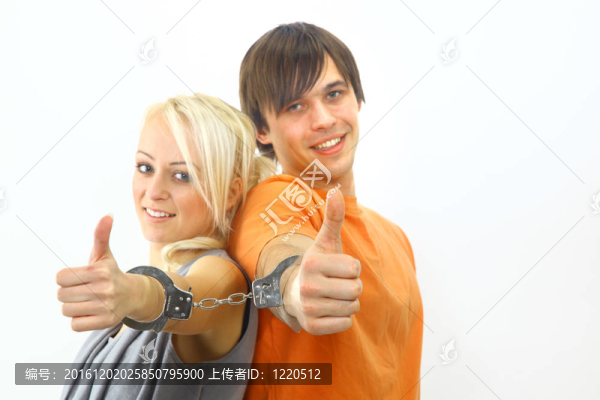 一對(duì)年輕夫婦在白色背景下微笑的肖像