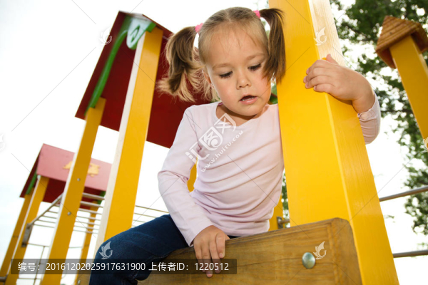 小女孩在操場上玩