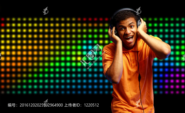 男孩是聽(tīng)音樂(lè)