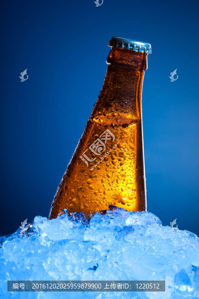 冰上的啤酒瓶