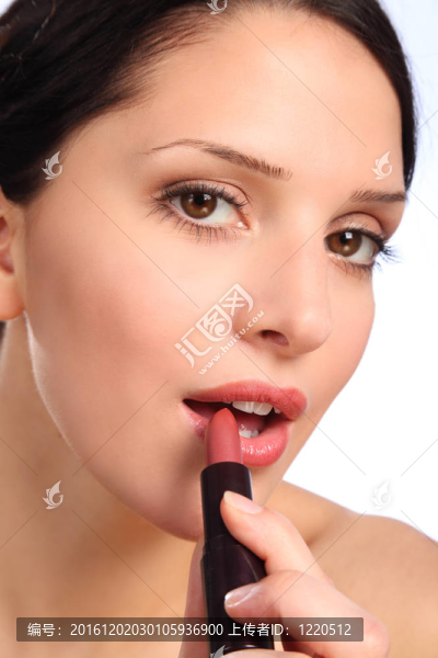 美麗的年輕女性口紅化妝品嘴唇