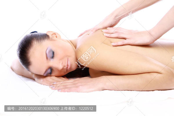 迷人的女人得到水療隔離白色