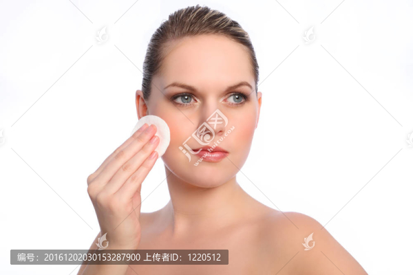 女孩用化妝棉洗面棉在臉上